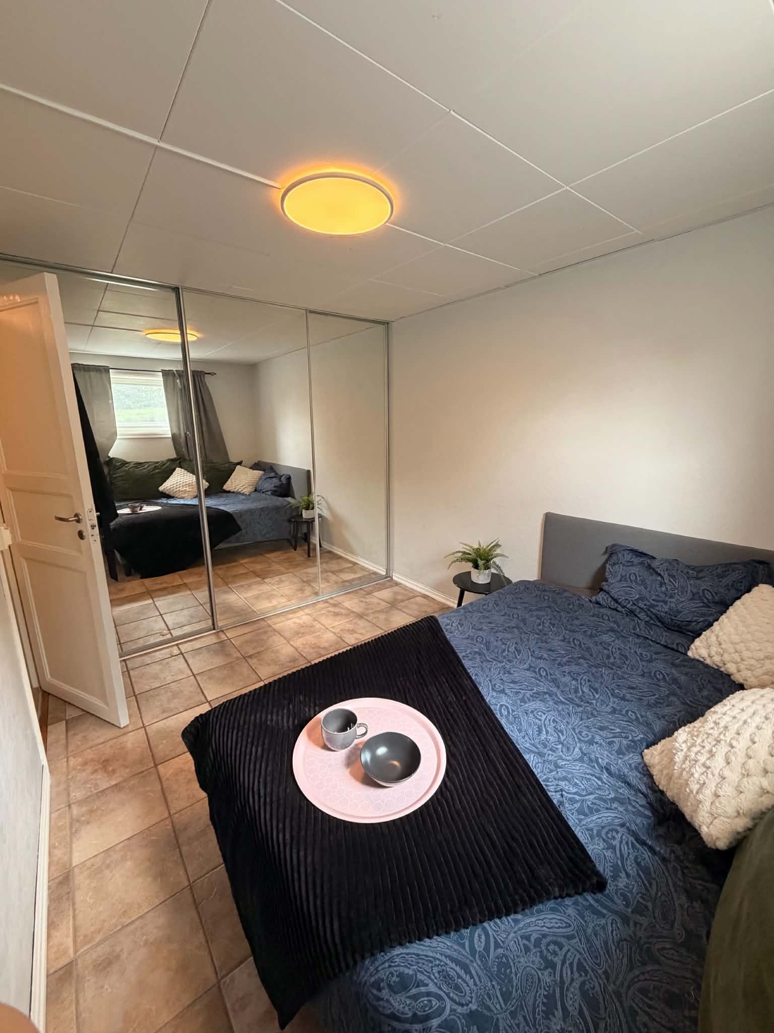 LEDIG!  Speilvegg med god skapplass bak. varmekabler. Ny dobbelseng. Kan byttes med en mindre seng ved behov. 